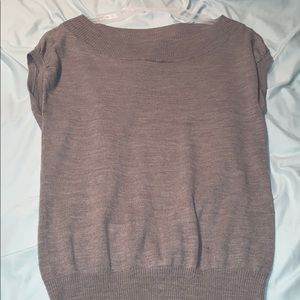 grey short sleeve tee